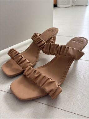 Abercrombie & Fitch Scrunchy Nude Kitten Heels